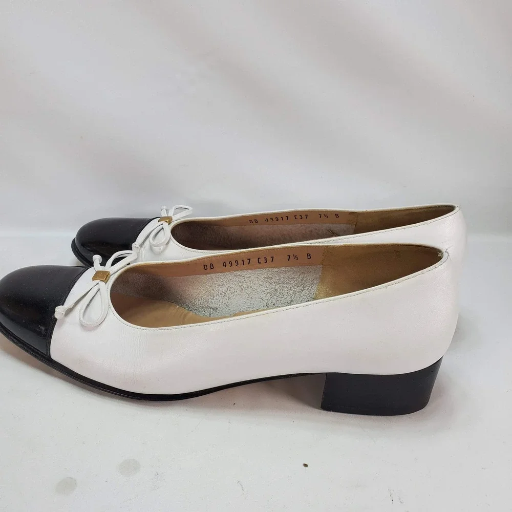 Salvatore Ferragamo Pumps Women 7.5 B White Black Cap Toe Bow Block Heel Vintage